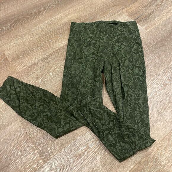 all in motion Women’s snake print athletic leggings 7/8 length | size M - Picture 2 of 4